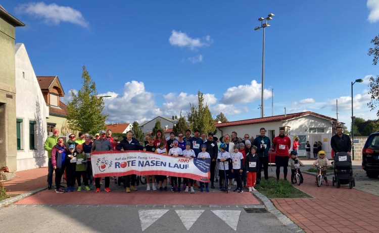 Am Foto: Bürgermeisterin Rita Stenger (rechts mit weißem Sakko), ASVÖ Burgenland Vorstand Christian Frank, Obfrau Laufclub Siegendorf Tina Wurm (Mitte mit Rote Nasen Shirt) und Gesundes Dorf Arbeitskreisleiterin Daniela Erber (ganz links mit Rote Nasen Shirt).